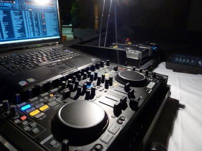 DJ Pult mit Denon Controller